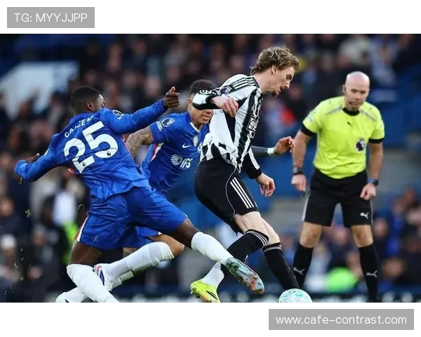 切尔西表面阵容豪华，体系崩坏问题逐步显现，对本赛季争冠形势造成影响