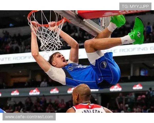 库珀·弗拉格无球跑动制造防守混乱，拉开空间效率提升