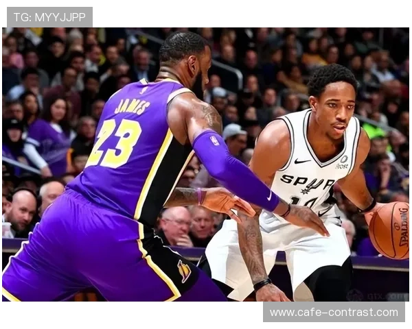 詹姆斯高效背打拉开空间，助攻次数明显提升球队进攻节奏