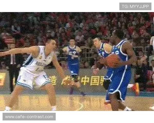 篮球规则解惑：阻挡犯规和带球撞人的判定有何区别？